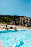 Personne qui plonge dans la piscine