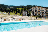 Piscine de la tania vue sur front de neige