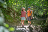 Dans les bois sur le sentier des Gorges de Ballandaz - Planay - © Elisabeth Gayard Dans les bois sur le sentier des Gorges de Ballandaz - Planay