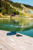 Une personne nage dans le lac