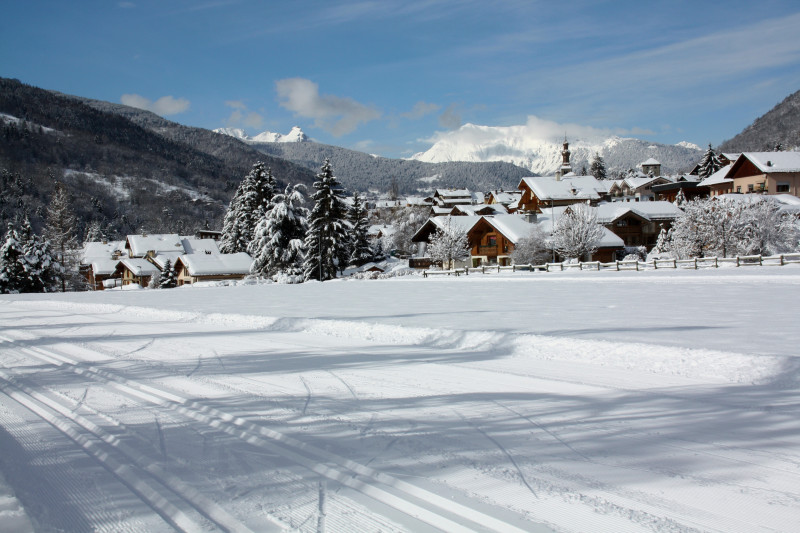 Pistes de ski de fond avec vue sur le village, juste après une chute de neige