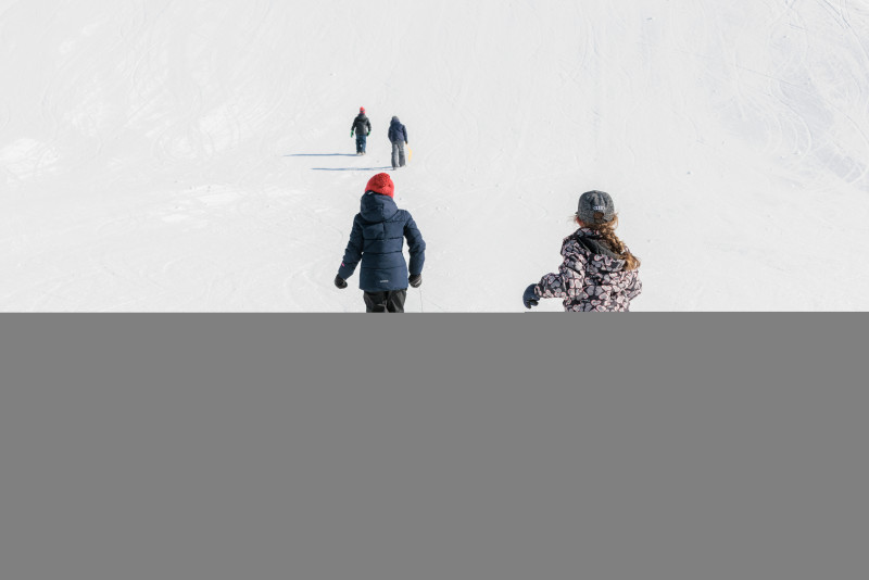 Enfants qui jouent à la luge