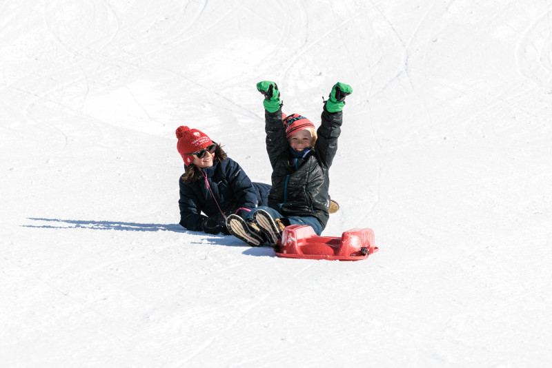 Enfants qui jouent à la luge
