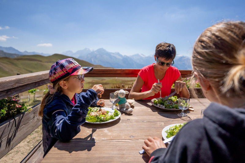 Repas en terrasse refuge Mont Jovet Repas en terrasse refuge Mont Jovet