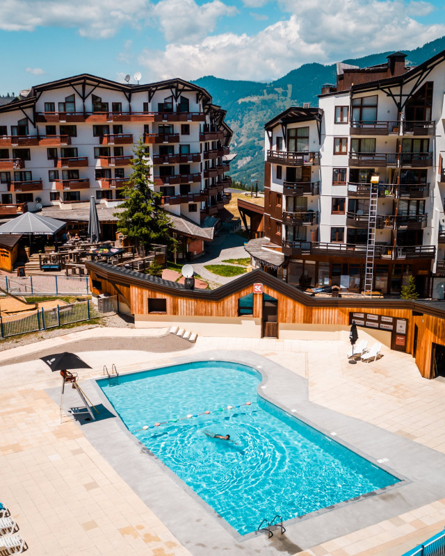 Une personne se baigne dans la piscine de la Tania