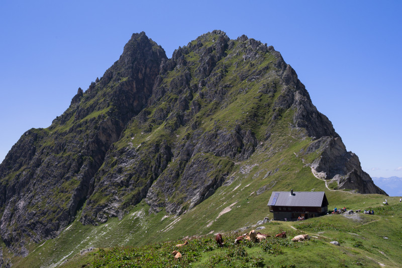 Refuge du Grand Bec avec vue Vuzelle - Planay - © Geoffrey Vabre Refuge du Grand Bec avec vue Vuzelle - Planay
