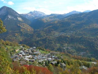 Vallée de Bozel : village de Villemartin, versant sud de la vallée des Dorons