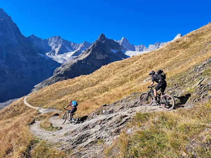 Sortie encadrée VTT & E-BIKE_Courchevel - © Guides Courchevel Sortie encadrée VTT & E-BIKE_Courchevel